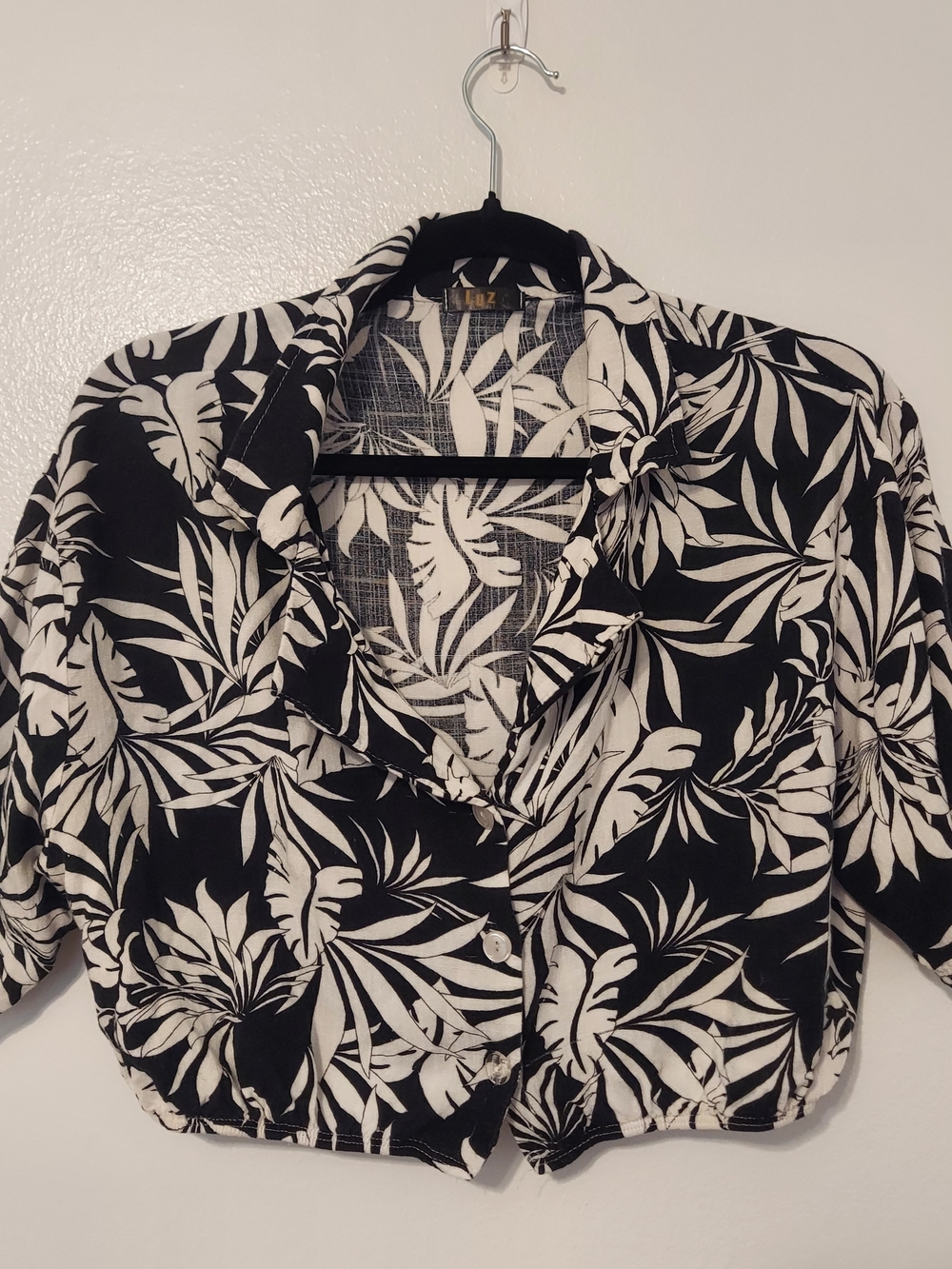 Luz Black & White Tropical Print Cropped Button-Up Women's Top